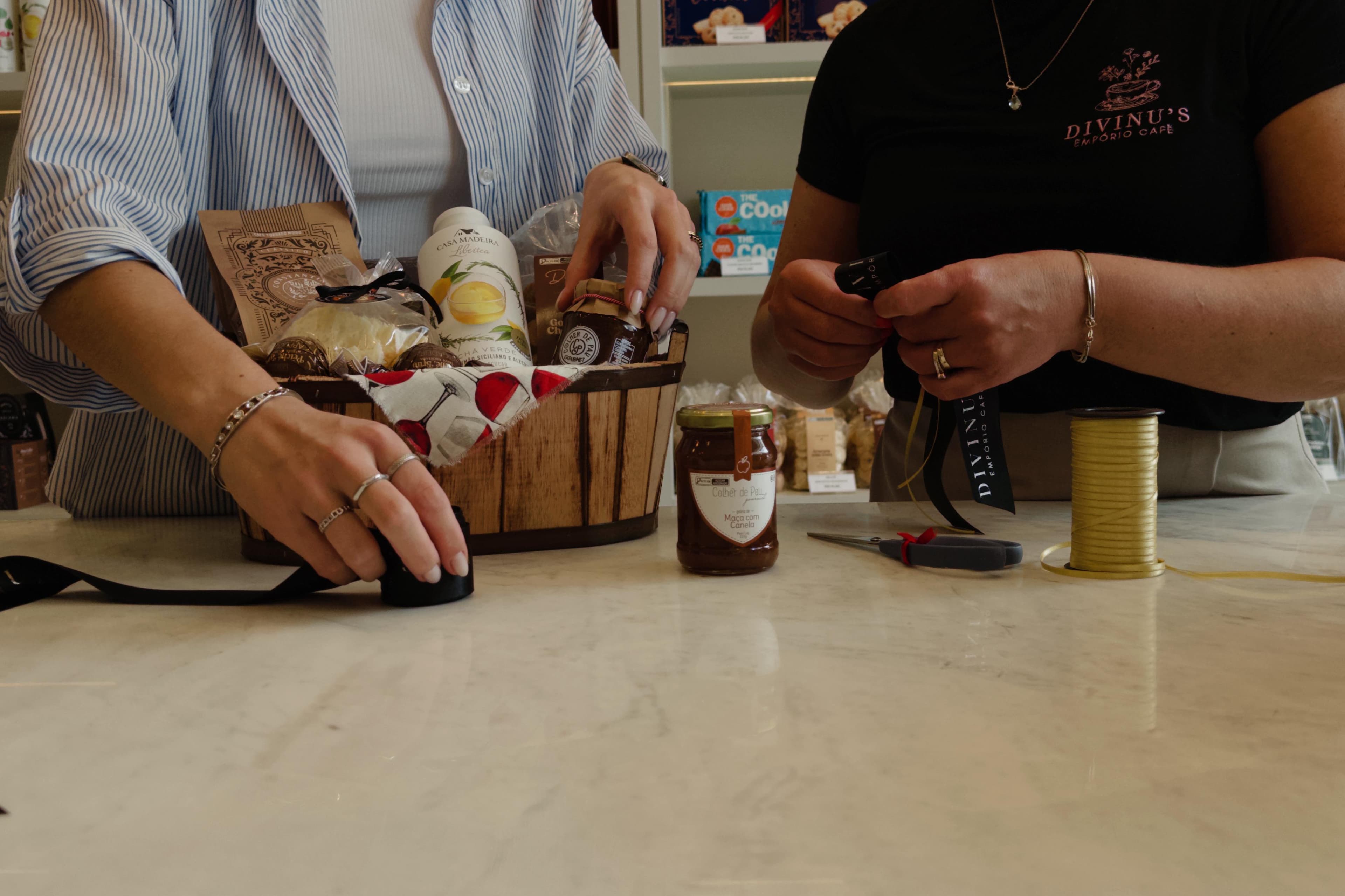 Montagem artesanal de cestas personalizadas no Divinu's Empório Café